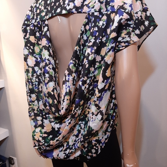 3/$20 BCBGENERATION Floral Flowy Blouse Short Sleeve Draped Open Back Cut Out - Picture 9 of 12